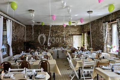 Deux chaises en métal décorées de fleurs colorées, placées sur une pelouse en extérieur par temps clair.