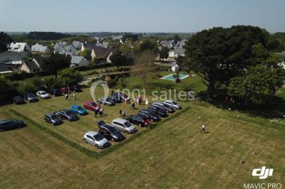 Deux chaises en métal décorées de fleurs colorées, placées sur une pelouse en extérieur par temps clair.