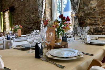 Deux chaises en métal décorées de fleurs colorées, placées sur une pelouse en extérieur par temps clair.