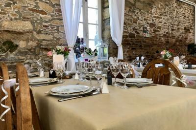 Deux chaises en métal décorées de fleurs colorées, placées sur une pelouse en extérieur par temps clair.