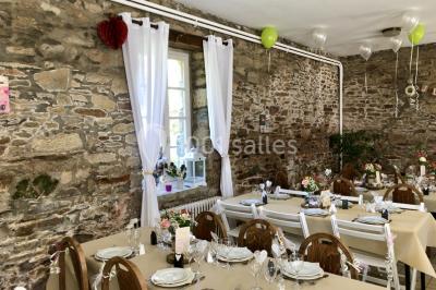 Deux chaises en métal décorées de fleurs colorées, placées sur une pelouse en extérieur par temps clair.