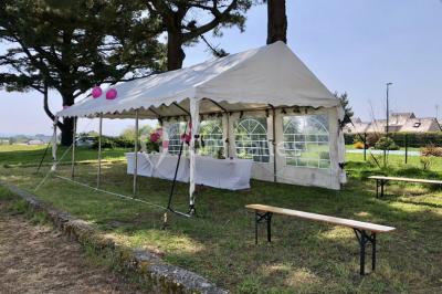 Deux chaises en métal décorées de fleurs colorées, placées sur une pelouse en extérieur par temps clair.