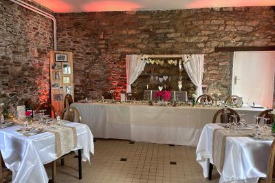 Deux chaises en métal décorées de fleurs colorées, placées sur une pelouse en extérieur par temps clair.