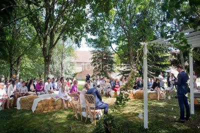 Tables décorées pour un événement avec chandeliers, compositions florales suspendues et lumière tamisée.
