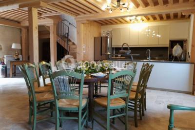 Tables décorées pour un événement avec chandeliers, compositions florales suspendues et lumière tamisée.