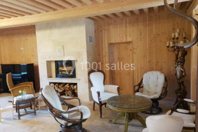 Tables décorées pour un événement avec chandeliers, compositions florales suspendues et lumière tamisée.