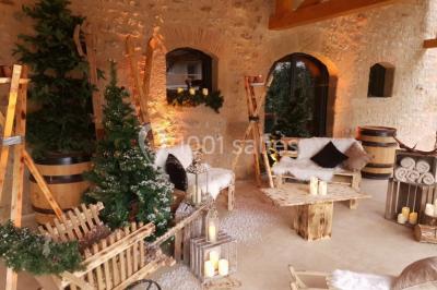 Tables décorées pour un événement avec chandeliers, compositions florales suspendues et lumière tamisée.