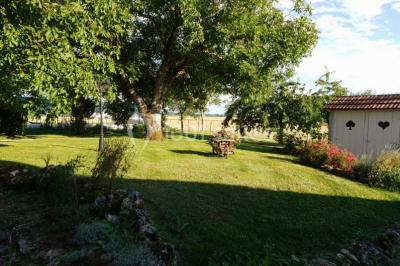 Tables décorées pour un événement avec chandeliers, compositions florales suspendues et lumière tamisée.
