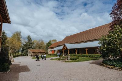 Tables décorées pour un événement avec chandeliers, compositions florales suspendues et lumière tamisée.