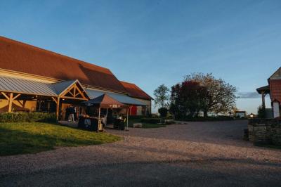 Tables décorées pour un événement avec chandeliers, compositions florales suspendues et lumière tamisée.