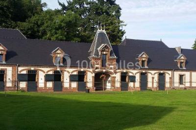 Chambre lumineuse avec lit double, draps bleus, moustiquaire suspendue et éclairage doux.