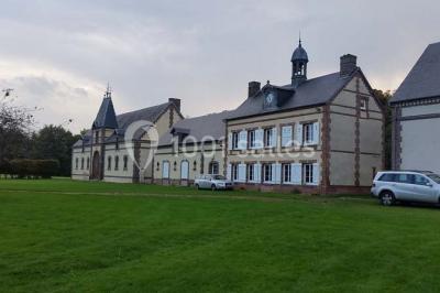 Chambre lumineuse avec lit double, draps bleus, moustiquaire suspendue et éclairage doux.