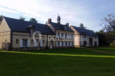 Chambre lumineuse avec lit double, draps bleus, moustiquaire suspendue et éclairage doux.