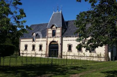 Chambre lumineuse avec lit double, draps bleus, moustiquaire suspendue et éclairage doux.