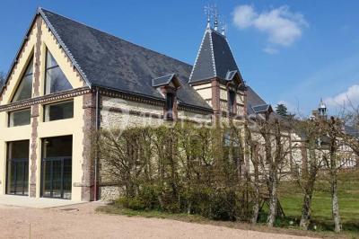 Chambre lumineuse avec lit double, draps bleus, moustiquaire suspendue et éclairage doux.