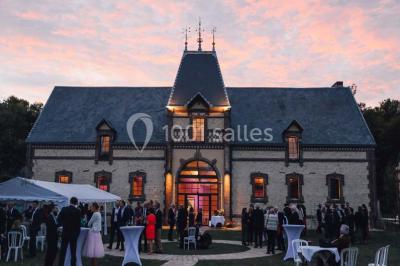 Chambre lumineuse avec lit double, draps bleus, moustiquaire suspendue et éclairage doux.