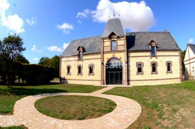 Chambre lumineuse avec lit double, draps bleus, moustiquaire suspendue et éclairage doux.