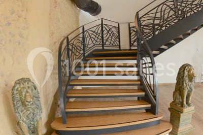 Chambre lumineuse avec lit double, draps bleus, moustiquaire suspendue et éclairage doux.