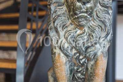 Chambre lumineuse avec lit double, draps bleus, moustiquaire suspendue et éclairage doux.