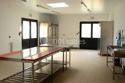 Chambre lumineuse avec lit double, draps bleus, moustiquaire suspendue et éclairage doux.