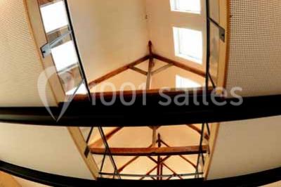 Chambre lumineuse avec lit double, draps bleus, moustiquaire suspendue et éclairage doux.