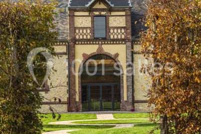 Chambre lumineuse avec lit double, draps bleus, moustiquaire suspendue et éclairage doux.