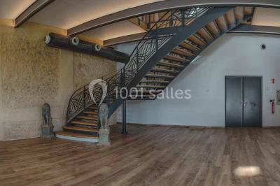 Chambre lumineuse avec lit double, draps bleus, moustiquaire suspendue et éclairage doux.