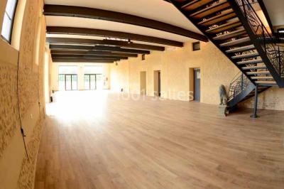 Chambre lumineuse avec lit double, draps bleus, moustiquaire suspendue et éclairage doux.