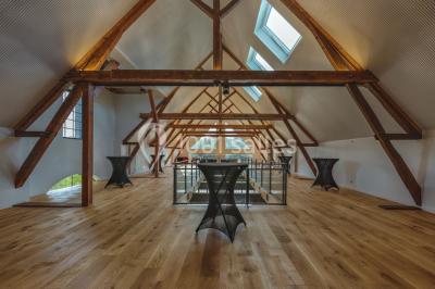 Chambre lumineuse avec lit double, draps bleus, moustiquaire suspendue et éclairage doux.