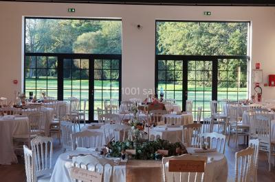 Chambre lumineuse avec lit double, draps bleus, moustiquaire suspendue et éclairage doux.