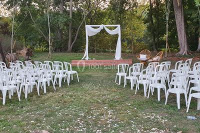 Chambre lumineuse avec lit double, draps bleus, moustiquaire suspendue et éclairage doux.
