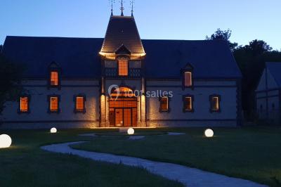 Chambre lumineuse avec lit double, draps bleus, moustiquaire suspendue et éclairage doux.