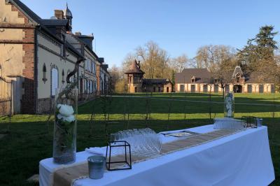 Chambre lumineuse avec lit double, draps bleus, moustiquaire suspendue et éclairage doux.