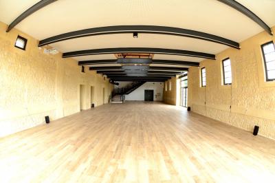 Chambre lumineuse avec lit double, draps bleus, moustiquaire suspendue et éclairage doux.