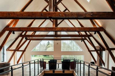 Chambre lumineuse avec lit double, draps bleus, moustiquaire suspendue et éclairage doux.