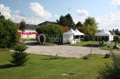Table de candy bar décorée avec des bonbons variés, lanternes suspendues et éclairage violet en arrière-plan.