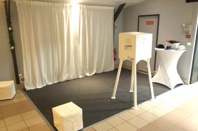 Table de candy bar décorée avec des bonbons variés, lanternes suspendues et éclairage violet en arrière-plan.