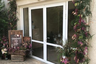 Table de candy bar décorée avec des bonbons variés, lanternes suspendues et éclairage violet en arrière-plan.