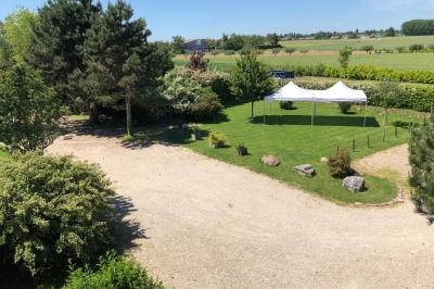 Table de candy bar décorée avec des bonbons variés, lanternes suspendues et éclairage violet en arrière-plan.
