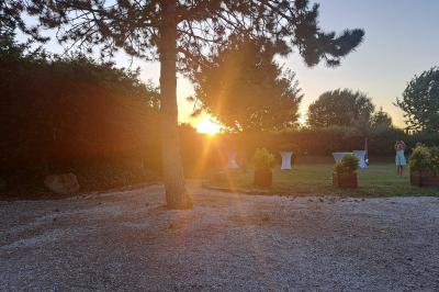 Table de candy bar décorée avec des bonbons variés, lanternes suspendues et éclairage violet en arrière-plan.