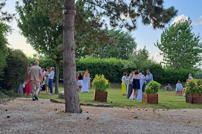 Table de candy bar décorée avec des bonbons variés, lanternes suspendues et éclairage violet en arrière-plan.