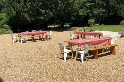 Écran de projection blanc déroulé dans une salle de conférence avec murs en bois et plafond équipé d'un projecteur.