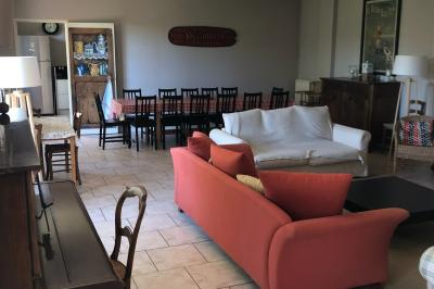 Écran de projection blanc déroulé dans une salle de conférence avec murs en bois et plafond équipé d'un projecteur.