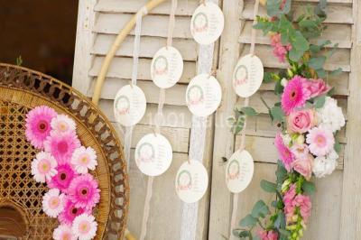 Stand en bois avec des boissons, verres et décorations tropicales, sous une pancarte ’Bar à cocktail’.