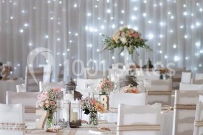 Stand en bois avec des boissons, verres et décorations tropicales, sous une pancarte ’Bar à cocktail’.
