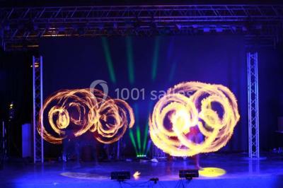 Terrasse en bois avec pergola, mobilier de jardin et façade vitrée donnant sur un espace intérieur moderne.