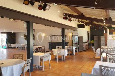 Terrasse en bois avec pergola, mobilier de jardin et façade vitrée donnant sur un espace intérieur moderne.