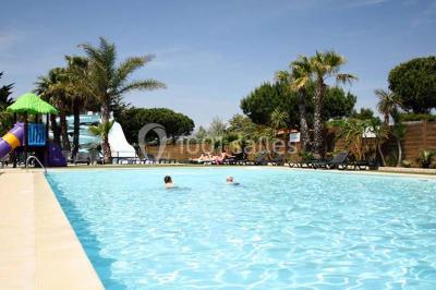 Terrasse en bois avec pergola, mobilier de jardin et façade vitrée donnant sur un espace intérieur moderne.