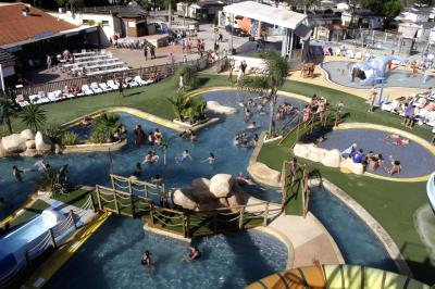 Terrasse en bois avec pergola, mobilier de jardin et façade vitrée donnant sur un espace intérieur moderne.