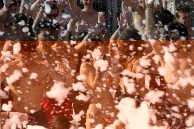 Terrasse en bois avec pergola, mobilier de jardin et façade vitrée donnant sur un espace intérieur moderne.